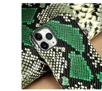 Étui de téléphone en cuir de serpent coloré avec logo personnalisé de luxe pour 11 12 13 14 Pro Max, doublure en micro-suède, antichoc, anti-poussière et anti-rayures