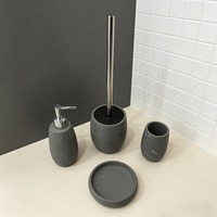 Ensemble d'accessoires de salle de bain en résine effet marbre gris avec distributeur de savon, porte-brosse WC, gobelet et porte-savon – Vente directe usine