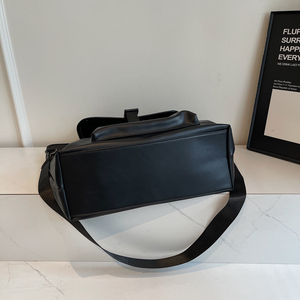 <span class=keywords><strong>Sac</strong></span> fourre-tout à bandoulière de luxe pour femmes à la mode en matériau PU Portable avec fermeture à glissière conception d'épaule à fronde personnalisée - Product Image 2
