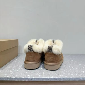 Les nouvelles chaussures de randonnée légères et chaudes pour femmes et hommes, conçues avec le même style que les bottes de neige pour une utilisation en extérieur - Product Image 1