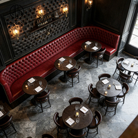 Ensemble de meubles commerciaux Ron Group Vintage Restaurant : banquette en cuir capitonné, table carrée en bois et chaises.