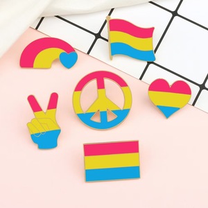 Broche de esmalte personalizado con diseño de cartas de tarot del Orgullo Lésbico y <span class=keywords><strong>Gay</strong></span>, con el arcoíris, para chicas, insignia de solapa, regalo de joyería para amigas lésbicas - Product Image 1