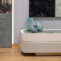 Meuble TV contemporain de luxe italien avec plateau en marbre laqué et rangements nervurés pour villa, penthouse, salon