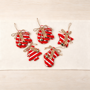 Ornements de Noël rayés rouge et blanc à suspendre avec clochette dorée, ficelle de jute et étiquettes kraft pour la décoration de Noël - Product Image 3