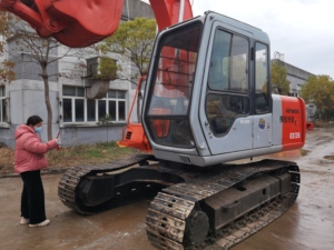 Excavadora roja Hitachi EX135 con cucharón para uso en construcción - Product Image 6