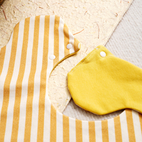 Bavoir Happyflute anti-taches avec poche pour aliments, imperméable et résistant à l'eau pour bébés et enfants