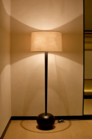 Lampadaire LED noir minimaliste moderne avec abat-jour en lin et base sphérique, intensité réglable, pour chambre d'hôtel et salon