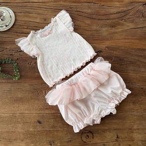 Completo estivo per bambina con gilet a balze effetto legno e pantaloncini, set due pezzi alla moda per bambine. - Product Image 1