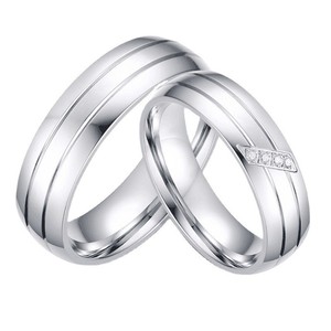 Set <span class=keywords><strong>di</strong></span> Anelli per Coppia in Acciaio Inossidabile a Righe, Finitura Argentata con Incastonatura in Zirconia Cubica per <span class=keywords><strong>Uomo</strong></span> e Donna, Fede Nuziale - Product Image 1