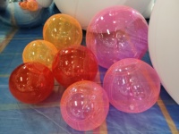 Ballons gonflables imperméables colorés transparents de PVC de vente chaude installation facile pour la décoration d'atmosphère de fête d'activités de plein air