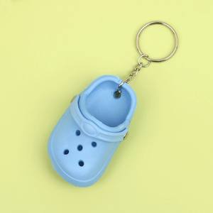 CHENXI Nouvelle Arrivée Accessoires Créatifs Mini Pantoufles Porte-clés Mignon Pendentif PVC Simulation Chaussure à Trous Porte-clés - Product Image 4