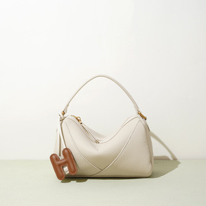 Sac bandoulière Boston en forme d'oreiller pour femme, nouvelle collection 2026, mode, usage quotidien, en cuir véritable personnalisé avec fermeture éclair - Product Image 1