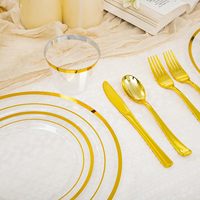 Ensemble de vaisselle jetable en plastique transparent et doré de 300 pièces pour 50 invités, comprenant des assiettes, des gobelets et des ustensiles pour les mariages et les fêtes