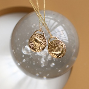 สร้อยคอจี้รูปนกและโลมาสองด้าน ชุบทอง ทำจากสแตนเลสสตีลวินเทจ - Product Image 4