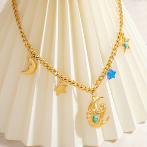 Collier en acier inoxydable avec pendentif lune et étoile, plaqué or 18 carats, chaîne claviculaire pour femme, à porter au quotidien - Product Image 3