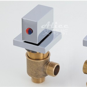 Juego de grifería termostática OEM de tres manijas para bañera, instalación amplia, con cabezal de ducha de masaje, cinco piezas - Product Image 2