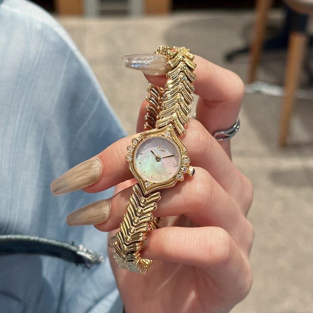 2024 Summer New Style Ladies's Watches Elegant Luxury Women's Watches Niche Design Sense Quartz Watch