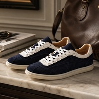 Sepatu Sneakers Retro Pria Cokelat Tua Bahan Suede dengan Lis Putih Bergelombang, Model Tali, Kasual, Datar, untuk Jalan-Jalan, Gaya Vintage, Alas Kaki Harian