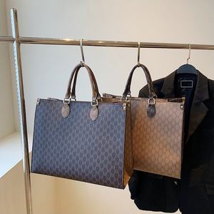 Sac à main en cuir véritable rayé de luxe pour femmes, conçu par des créateurs de mode, fermeture à glissière, élégance intemporelle, artisanat de maîtrise - Product Image 2