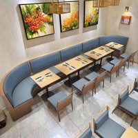 Ensemble table et chaises rondes en bois massif pour restaurant occidental commercial, idéal pour les groupes et les zones de conversation, parfait pour les collations.