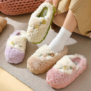 Chaussons d'intérieur confortables en tissu de coton peluche brodé de fleurs pour femmes - Idéaux pour l'été et l'automne - Product Image 1
