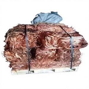 Lot de rebuts de fil de cuivre emballés sur palette avec sangles et couverture en tissu bleu - Product Image 1