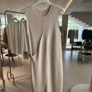 Elegante Suéter de Punto de Una Pieza para Mujer - Diseño Elegante y Acampanado con Logotipo Frontal Suave y Cómodo, y Versatilidad - Product Image 1