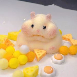 ของเล่นบีบซิลิโคนแบบยูนิเซ็กซ์ รูปหนูแฮมสเตอร์ ดีไซน์สวยงาม ระดับพรีเมียม สำหรับบรรเทาความเครียด เนื้อสัมผัสนุ่มเหมือนดินน้ำมัน บีบแล้วคืนรูปช้า - Product Image 3