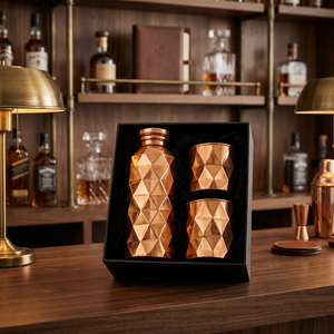 Juego de Botella y Vasos Facetados de Cobre Hechos a Mano, Modernos y Lujosos, Portátiles, en Caja de Regalo para Vino - Product Image 1