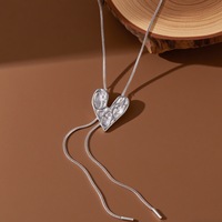 Collier Cœur Tendance Unisexe en Acier Inoxydable Argenté Anti-décoloration, Design Cœur de Lave Simple et Élégant, Vente en Gros