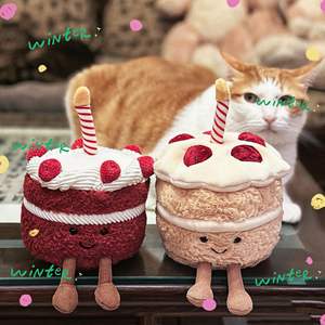 Peluche Gâteau Rouge en Velours avec Broderie, Rembourrage Ultra Doux en Coton PP, Jouet Anti-Stress pour Fêtes - Unisexe 14 Ans et Plus - Product Image 2