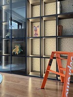 Système mural modulaire minimaliste de bibliothèque avec éclairage LED intégré, meuble de salon moderne et luxueux