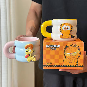 Taza de Cerámica Garfield, Diseño de Dibujos Animados en Amarillo y Rosa, con Asa, para Uso en Casa u Oficina - Product Image 3