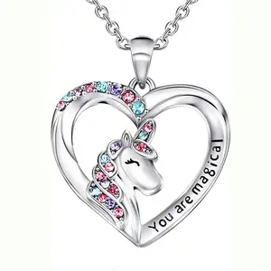 Collar de unicornio con forma de corazón de cristal para hija e hija, colgante con letras mágicas