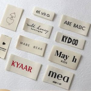 Étiquettes en tissu de coton imprimées sur mesure, accessoires vestimentaires, logo imprimé texturé personnalisé sur des étiquettes tissées pour vêtements - Product Image 1