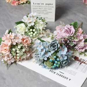 Venta al por mayor <span class=keywords><strong>esquina</strong></span> Rosa falso ramo <span class=keywords><strong>de</strong></span> <span class=keywords><strong>flores</strong></span> silvestres decoración del hogar boda <span class=keywords><strong>de</strong></span> mano mezcla <span class=keywords><strong>de</strong></span> <span class=keywords><strong>flores</strong></span> artificiales baya - Product Image 1