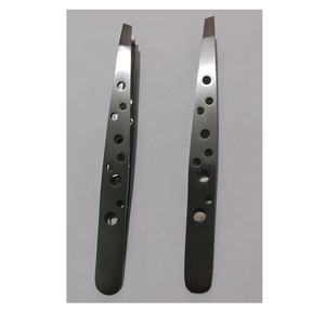 Nouveau Pince à épiler en acier inoxydable à 9 trous Pince à épiler à sourcils en acier inoxydable de qualité médicale - Product Image 1