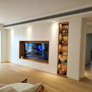 Console <span class=keywords><strong>TV</strong></span> personnalisable de style Japandi avec armoires blanches, base en <span class=keywords><strong>bois</strong></span> flottante <span class=keywords><strong>et</strong></span> niche <span class=keywords><strong>TV</strong></span> intégrée - Product Image 4