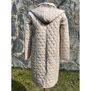 Abrigo Acolchado Vetre con Cuello a Cuadros Beige Claro, Chaqueta Larga de Invierno para Mujer de 105 cm, Tallas 44-58, Impermeable, con Capucha Desmontable - Product Image 4