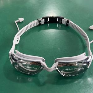 Gafas de Natación para Adultos Antivaho de Silicona con Lentes de PC Modelo 7200 Tapones para los Oídos y Pinza Nasal - Product Image 6