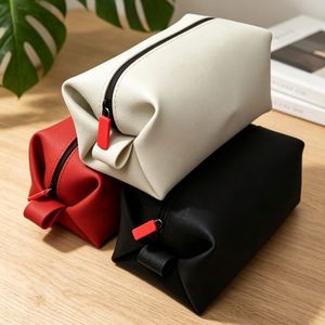 Pochette cosmétique en silicone durable pour femmes, logo personnalisé, résistante à l'eau, portable, idéale pour les voyages et l'usage quotidien - Product Image 2