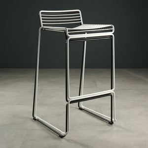 Tabourets de bar monobloc en métal style industriel - Empilables, gain de place, usage commercial pour hôtels, restaurants, sous-sols et essentiels pour la maison - Product Image 4