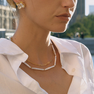 Collier en perles acryliques géométriques avec chaîne dorée, design superposé pour femmes - Product Image 3