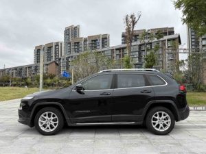 Barato 2017 <span class=keywords><strong>Jeep</strong></span> <span class=keywords><strong>Cherokee</strong></span> 2.0L SUV Volante a la izquierda Asientos <span class=keywords><strong>de</strong></span> cuero Interior oscuro R17 Neumáticos Automático AC Techo solar panorámico - Product Image 3