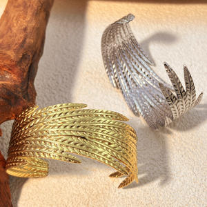 Bracelet unisexe en acier inoxydable plaqué or véritable 18 carats, non décolorant, simple et élégant, motif plume, idéal pour cadeau, vacances, soirées - Product Image 2