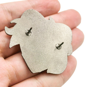 Broche de metal esmaltado de chica anime, pin de dibujos animados para bolsa, mochila, insignia, regalo, venta al por mayor - Product Image 3