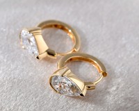 Bague en or 18 carats minimaliste, classique et élégante, avec diamant en forme de goutte de 1 carat certifié IGI, privilégiée par les artistes européens, les icônes et les influenceurs.