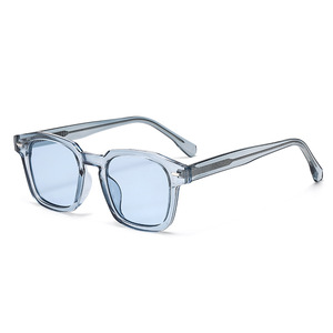 Occhiali da Sole Donna Stile Influencer di Alta Gamma, Perfetti per Instagram, con Montatura Nera Sottile, Design Trendy Rosso a Punta Piatta, Protezione UV400 - Product Image 2