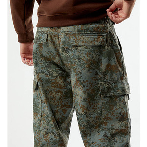 מכנסי קרגו טקטיים לגברים בהדפס הסוואה, מותן בינוני, בד כבד ועמיד, עם כיסים צדדיים - Product Image 3