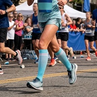 Chaussettes de compression montantes à logo personnalisé en nylon haute élasticité, maille respirante et anti-humidité, à dégradé, pour la course et la randonnée